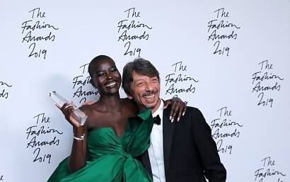 Los Fashion Awards son una celebración anual de la creatividad y la innovación que destaca a individuos excepcionales y negocios influyentes que han hecho contribuciones significativas a la industria de la moda global en los últimos doce meses