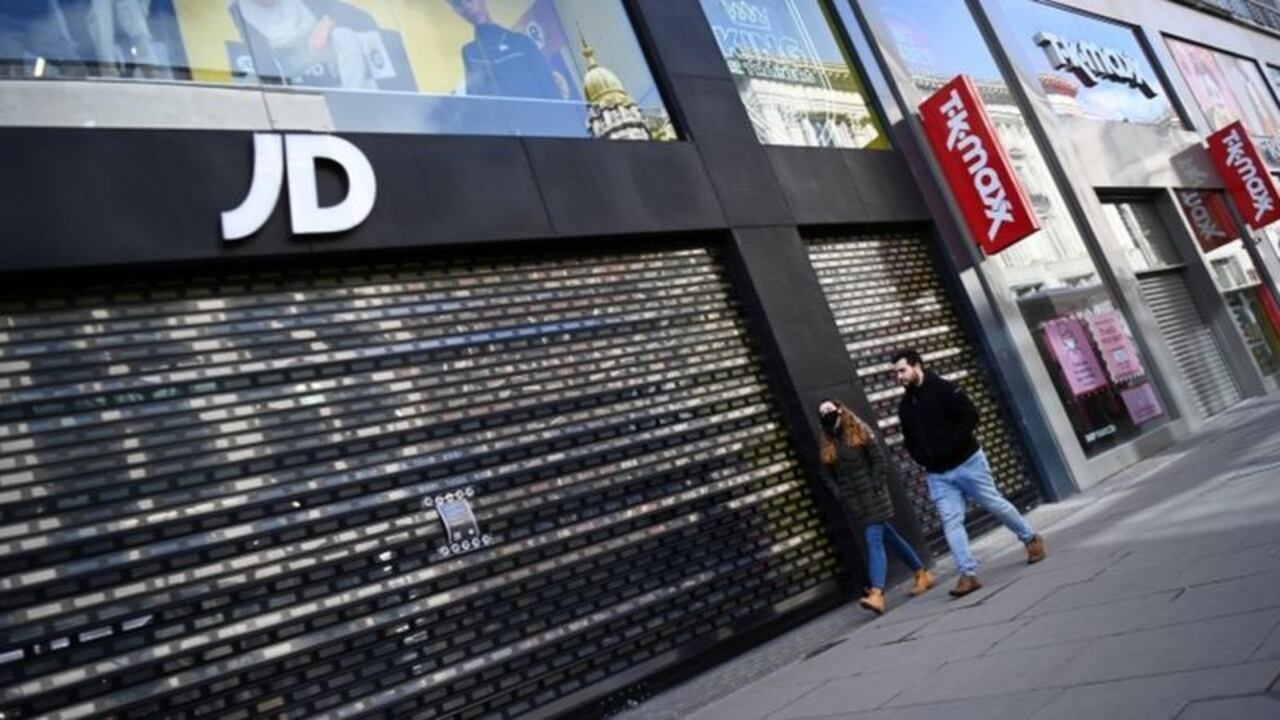 Los comercios no esenciales en Londres deberán esperar para volver a abrir sus puertas.