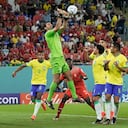 El portero de Brasil, Alisson (arriba), despejando la pelota durante un partido del Grupo G del Mundial entre Brasil y Suiza, en el estadio 974 en Doha, Qatar, el 28 de noviembre de 2022.