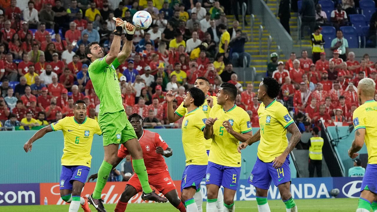 El portero de Brasil, Alisson (arriba), despejando la pelota durante un partido del Grupo G del Mundial entre Brasil y Suiza, en el estadio 974 en Doha, Qatar, el 28 de noviembre de 2022.