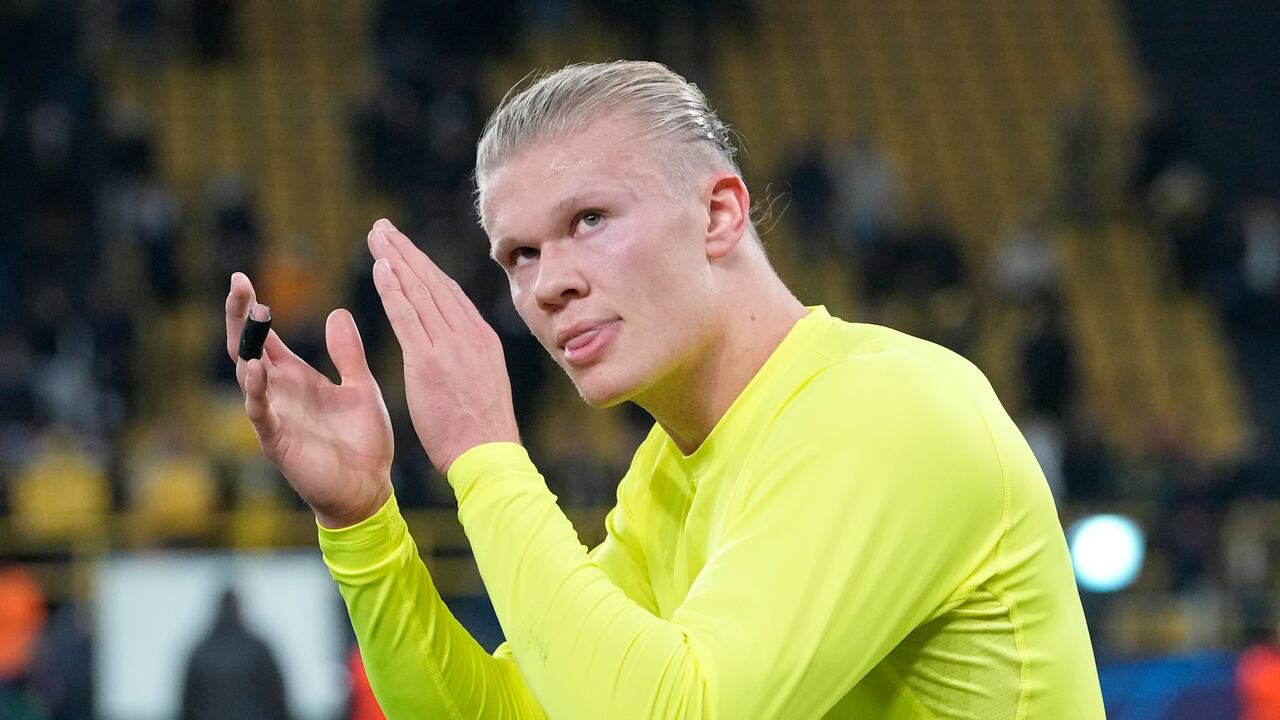 El noruego Erling Haaland aplaude a los aficionados tras el final del partido de fútbol del grupo C de la Liga de Campeones entre el Borussia Dortmund y el Besiktas