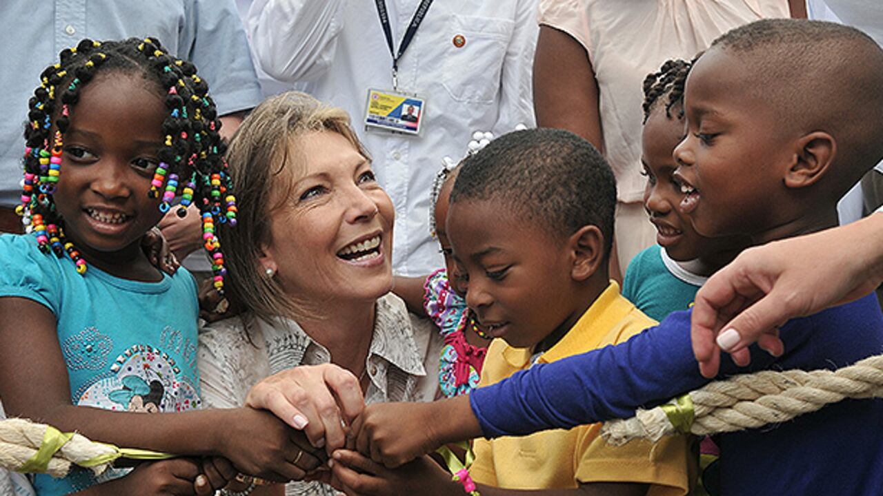 'Tutina' como a ella le gusta que la llamen, se enfrenta al fervor de la plaza pública para defender el ideario político de su esposo.