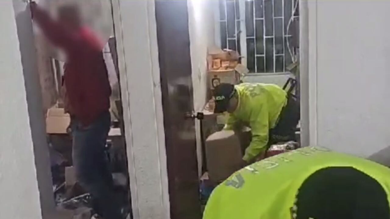 Se le acabó el negocio a ‘El Negro Faber’, proveedor de armas y licor adulterado de Los Espartanos de Bogotá; cayó con 1.500 botellas de whisky