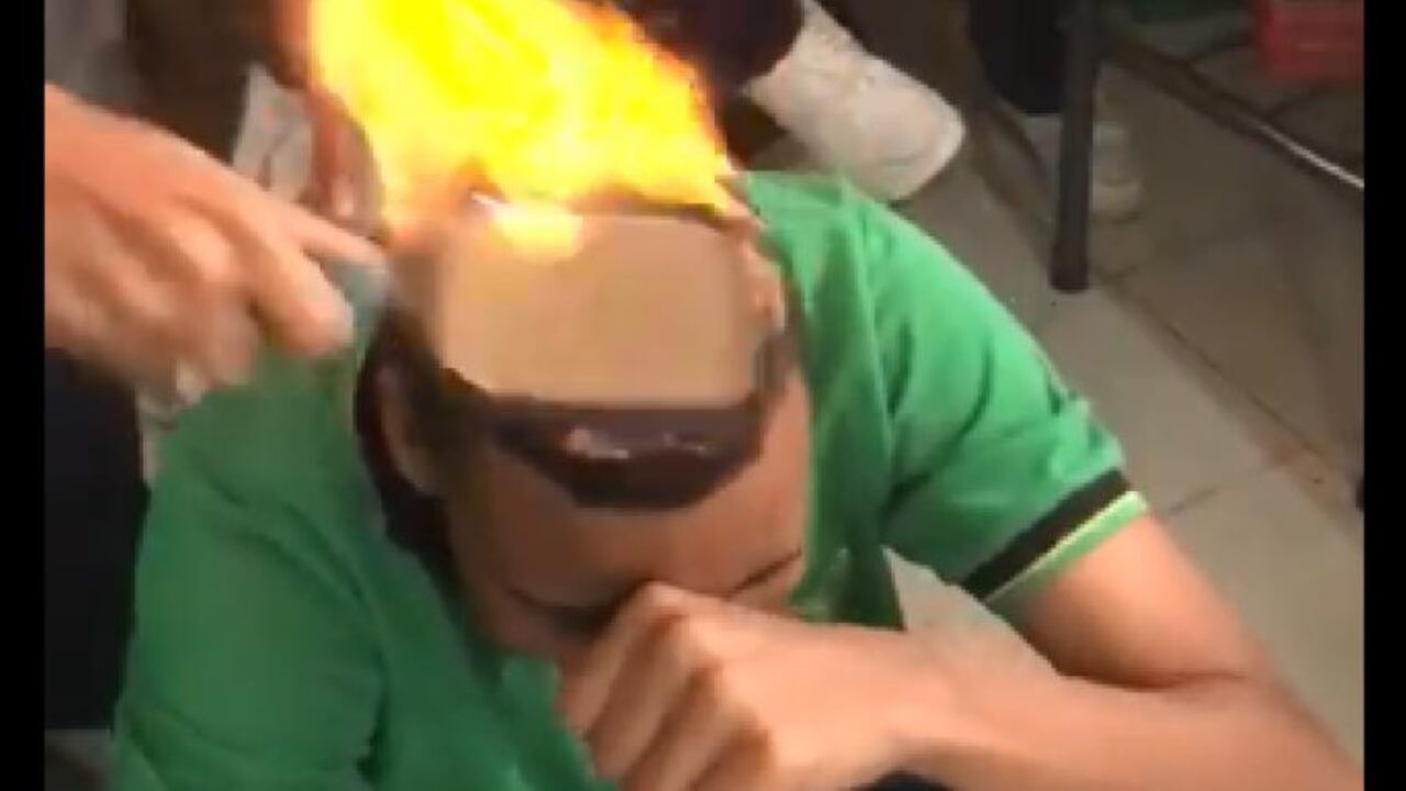 En un aula de clase de Envigado, Antioquia, un grupo de alumnos realizó un arriesgado desafío que puso en peligro la integridad de un estudiante, con su voluntad.