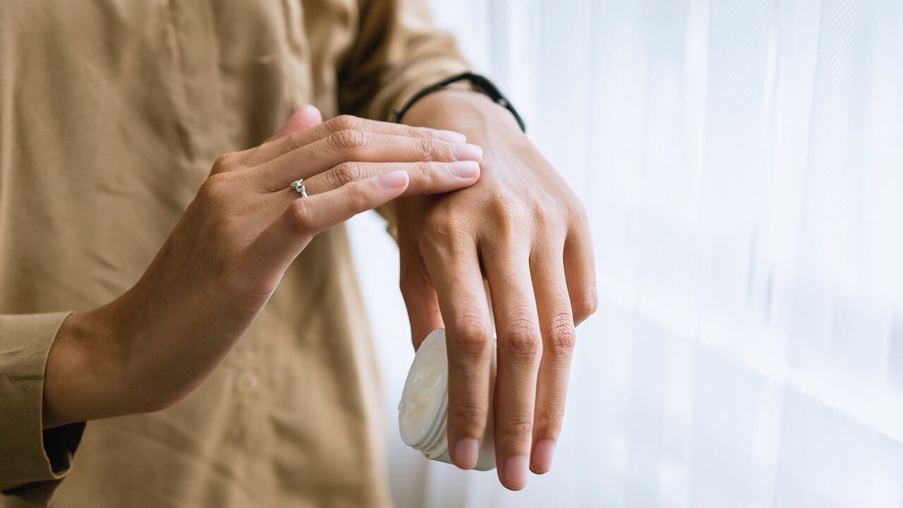 Dermatólogos e investigadores de la piel han llegado a la conclusión de que la piel reseca se debe a diferentes factores, uno de esos está asociado a las bajas temperaturas.