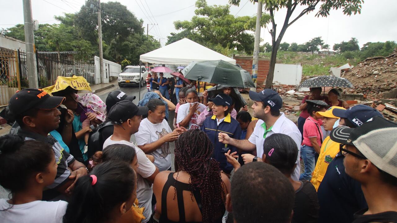Los habitantes de más de 30 viviendas damnificadas por un derrumbe en Barranquilla, son atendidos por autoridades locales.