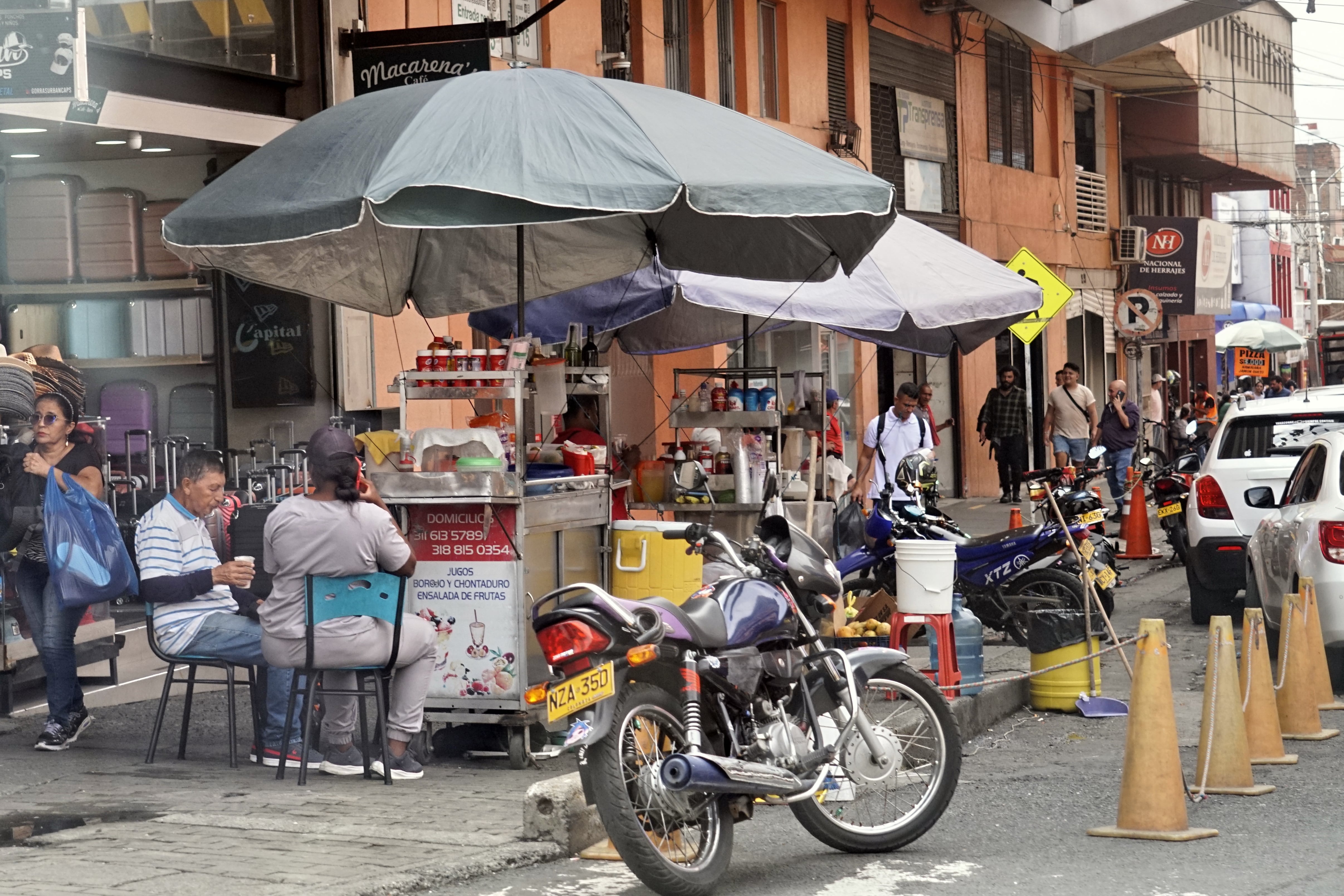La invasión del espacio público en Cali, no da tregua y cada vez, son más los espacios que son invadidos por vendedores informales, parqueo de vehículos y talleres de motos, entre otros.