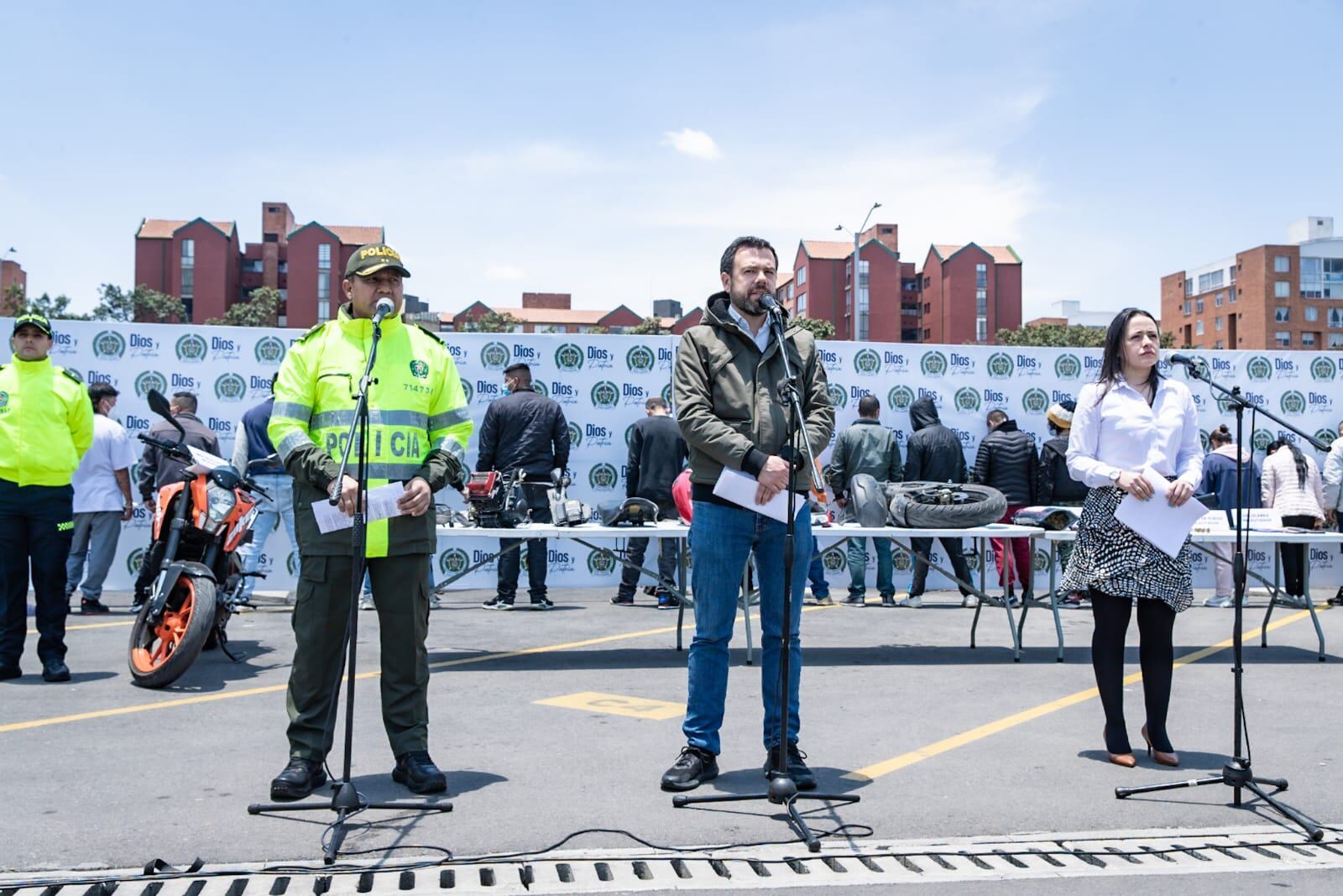 Alcalde mayor, Carlos Fernando Galán; la directora seccional de fiscalías Bogotá, Leonor Merchán, y el comandante de la Policía Metropolitana de Bogotá, general José Daniel Gualdrón.