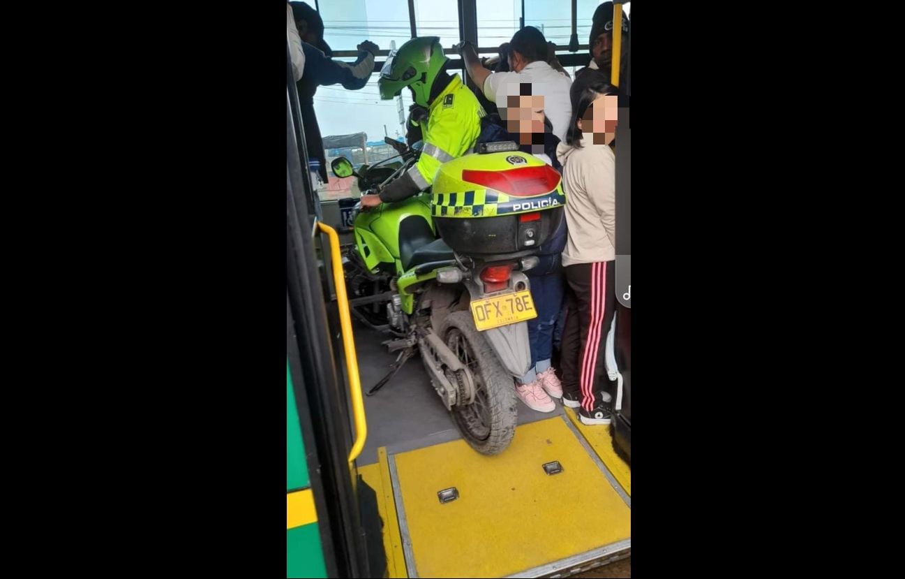 Policía que en Bogotá se subió a un bus del Sitp con la moto, será investigado por la inspección de la misma institución