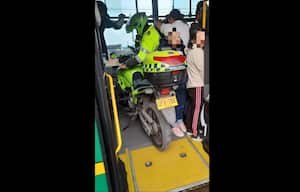 Policía que en Bogotá se subió a un bus del Sitp con la moto, será investigado por la inspección de la misma institución