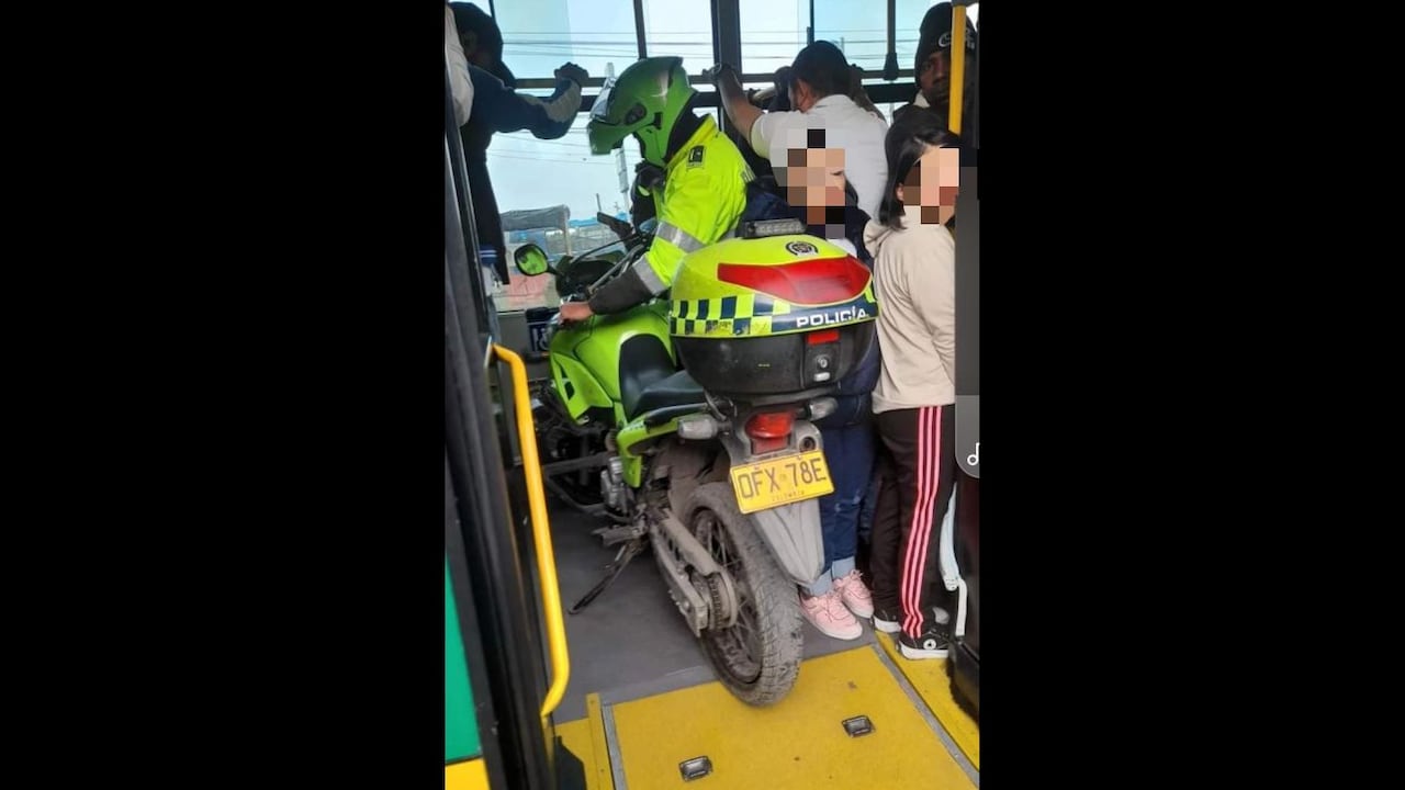 Policía que en Bogotá se subió a un bus del Sitp con la moto, será investigado por la inspección de la misma institución