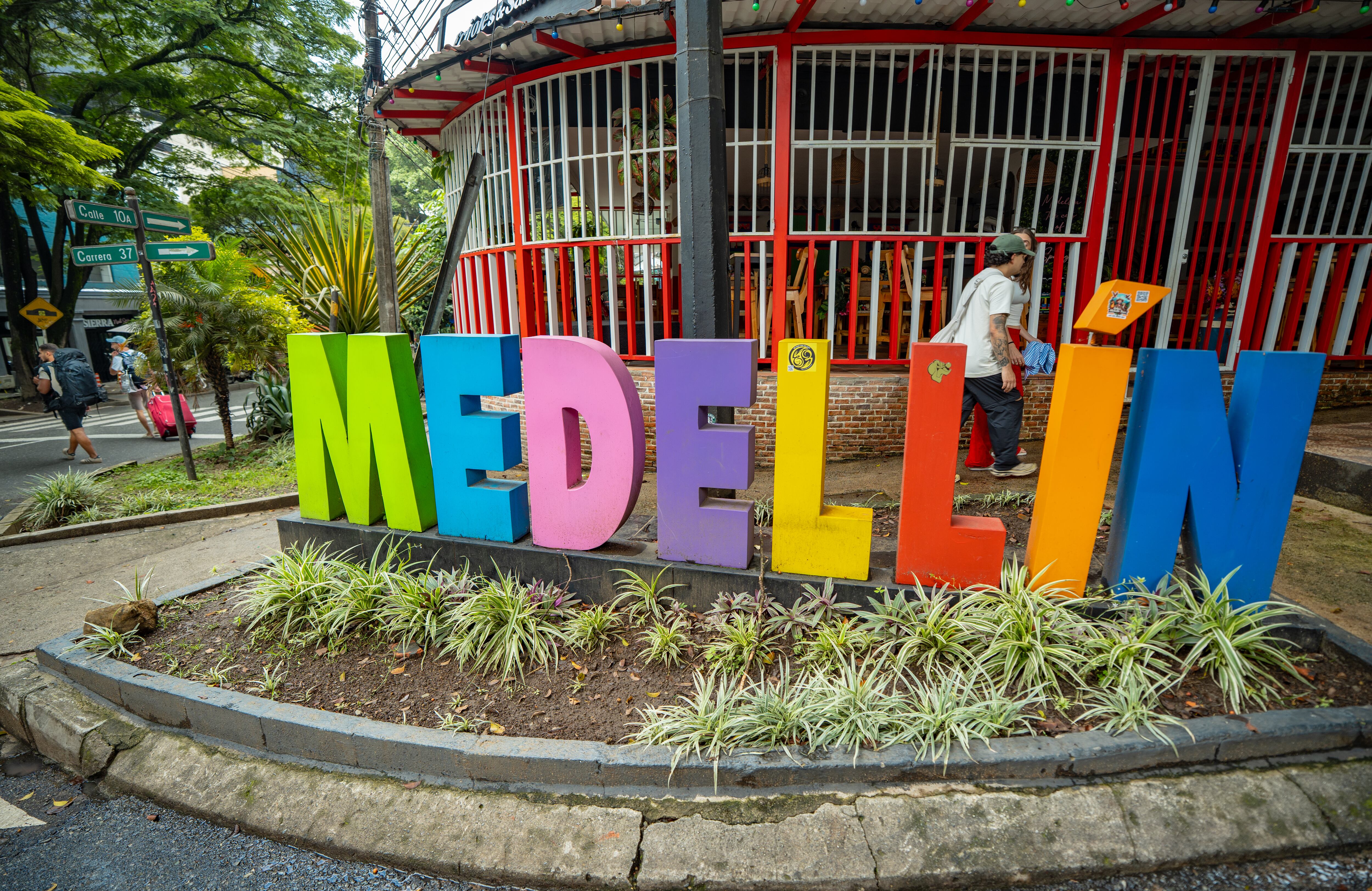 Turistas extranjeros parque lleras en la ciudad de Medellín