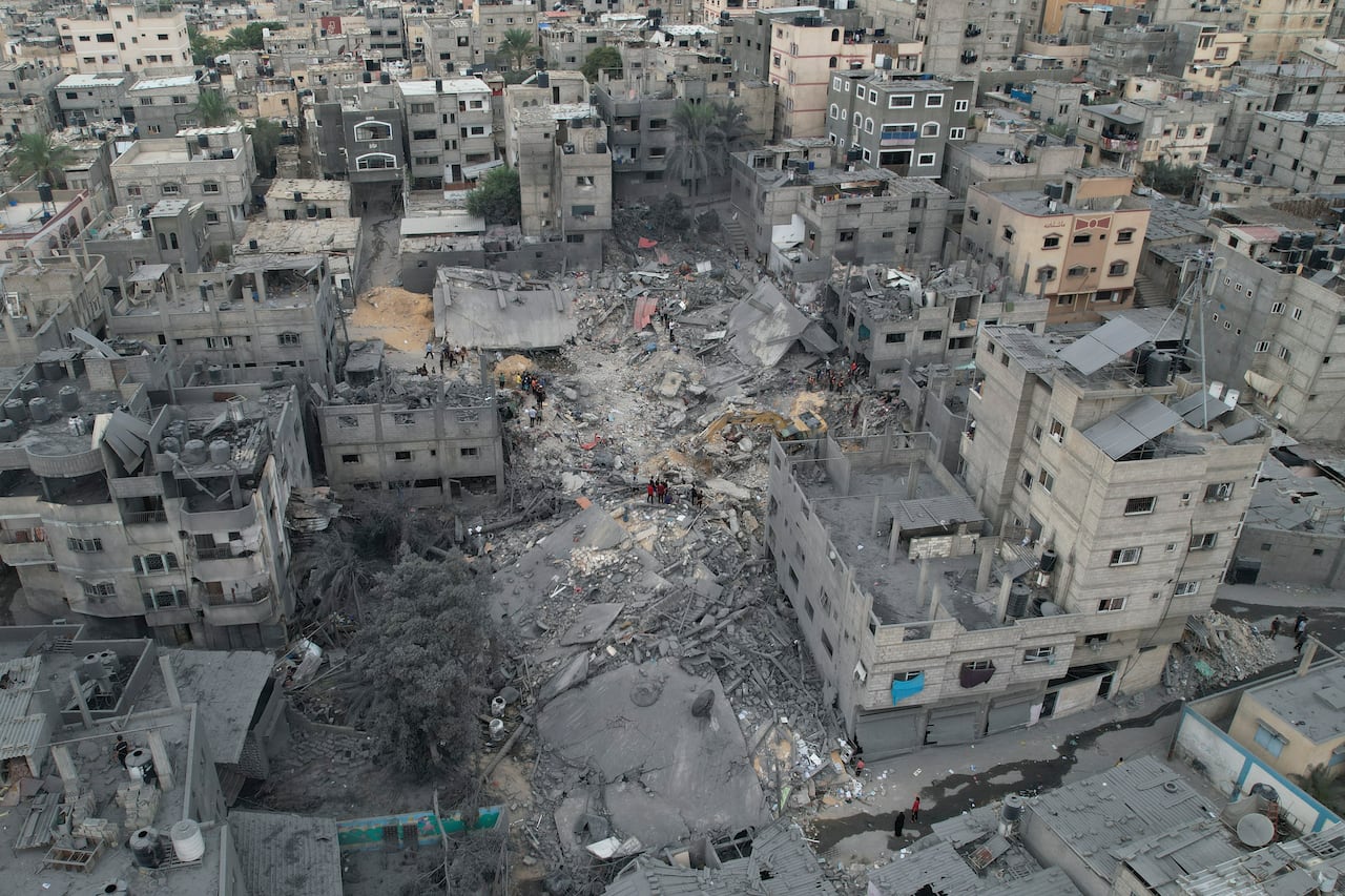 La agencia de Naciones Unidas para los refugiados palestinos, que gestiona una amplia red de albergues y escuelas para casi la mitad de los desplazados que residen en el territorio, ha perdido el contacto con la mayoría de sus empleados, dijo su vocera, Juliette Touma, el sábado.