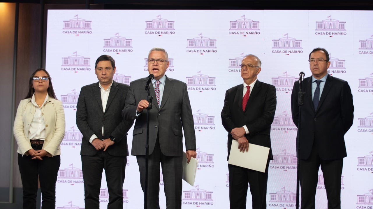 De der. a izq. los ministros del Interior, Alfonso Prada, Defensa, Iván Vélasquez, y Justicia, Néstor Osuna y el director del Dapre, Mauricio Lizcano.