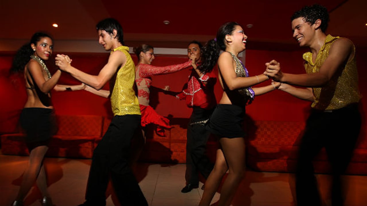 Grupo de baile de salsa.
