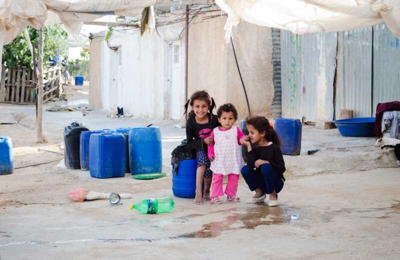 Según el Derecho Internacional Humanitario, utilizar a niños en conflictos armados es ilegal y se castiga como un crimen de guerra.