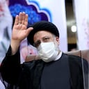 Ebrahim Raisi, jefe del poder judicial de Irán saluda a los periodistas mientras registra su candidatura para las próximas elecciones presidenciales en el Ministerio del Interior en Teherán, Irán, el sábado 15 de mayo de 2021.. (AP Photo/Ebrahim Noroozi)