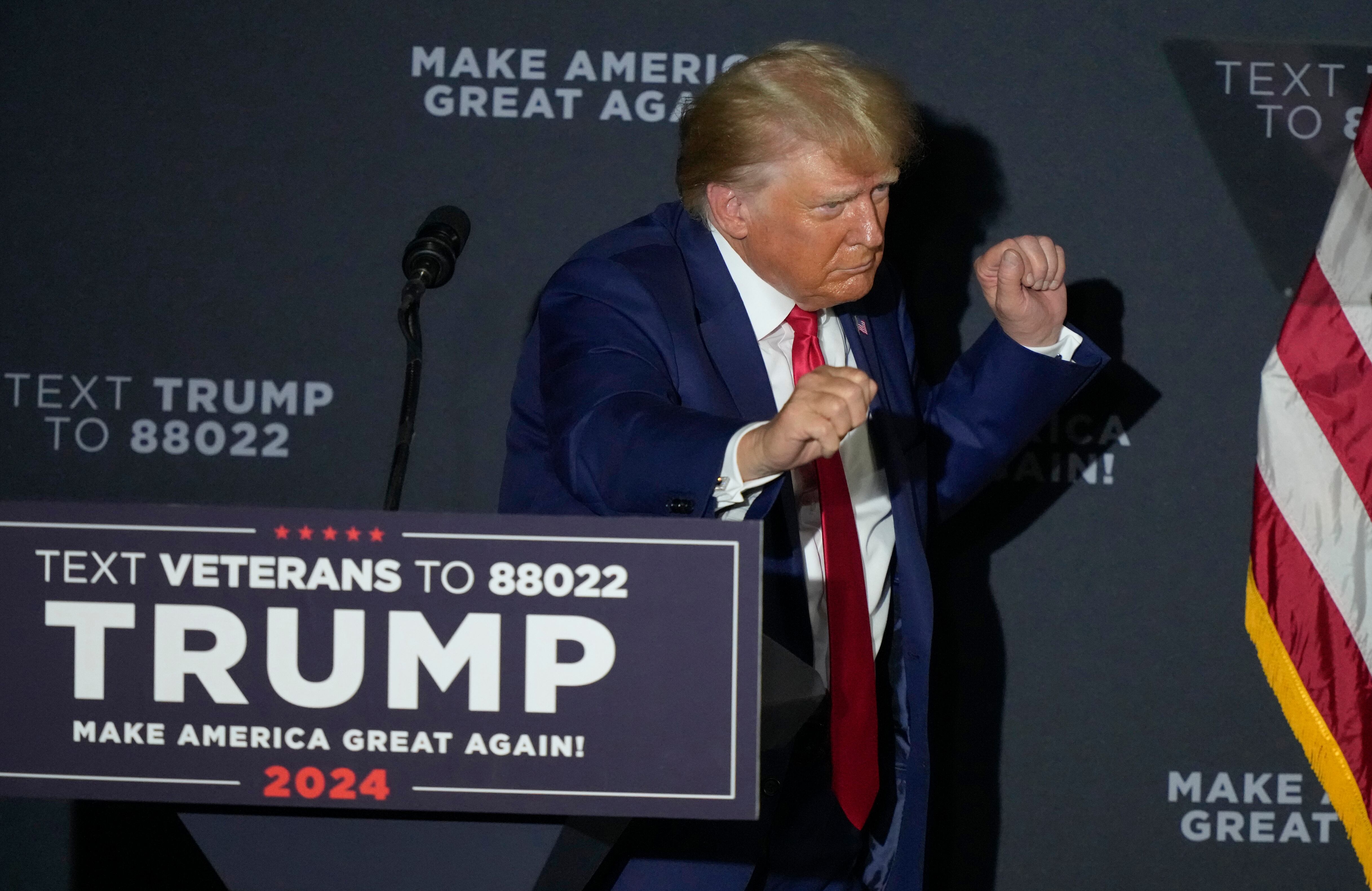El candidato republicano a presidente, el expresidente Donald Trump, baila al final de sus comentarios en un mitin de campaña, el martes 8 de agosto de 2023, en Windham High School en Windham, Nueva Hampshire
