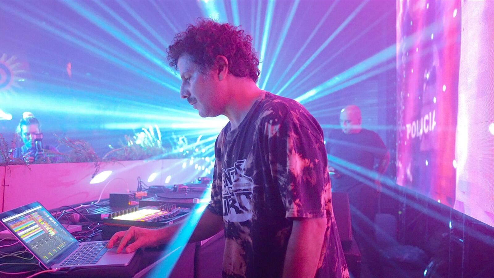 Las reuniones de MUCHACUMBIA van más allá del espacio físico donde ocurren. Son puntos de encuentro, colaboración y escucha que conectan Medellín con Bogotá y otros lugares.