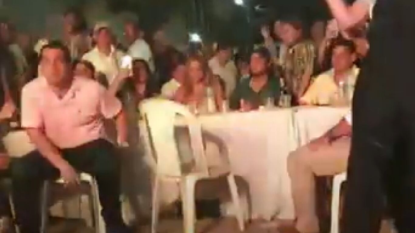 Según se ve en las imágenes virales, la fiesta habría sido organizada por Nicolás Petro e invitó a reconocidos cantantes de vallenato, además de que estaría presente Jorge Gerlein, sobrino de Julio Gerlein.