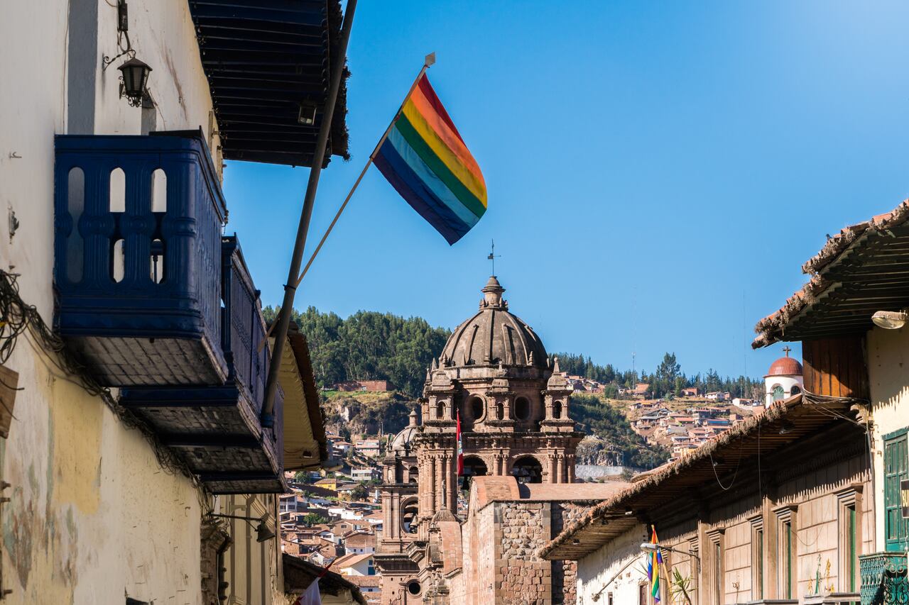 Ondea la bandera LGBTI en Cusco, Perú