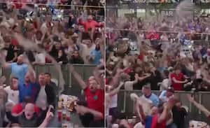 Hinchas de Inglaterra celebrando el gol de su selección en el Mundial.