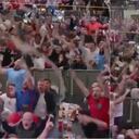 Hinchas de Inglaterra celebrando el gol de su selección en el Mundial.
