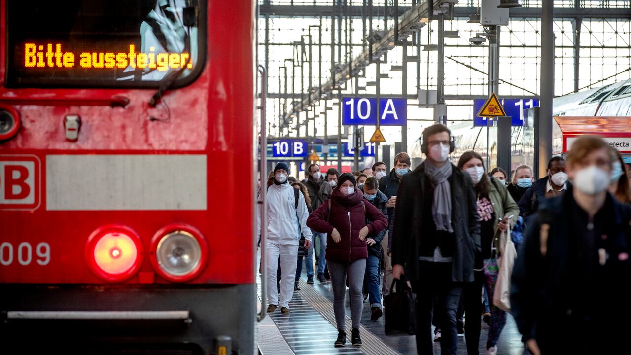 Alemania advierte que tercera ola del coronavirus será la peor de todas (AP Foto/Michael Probst)