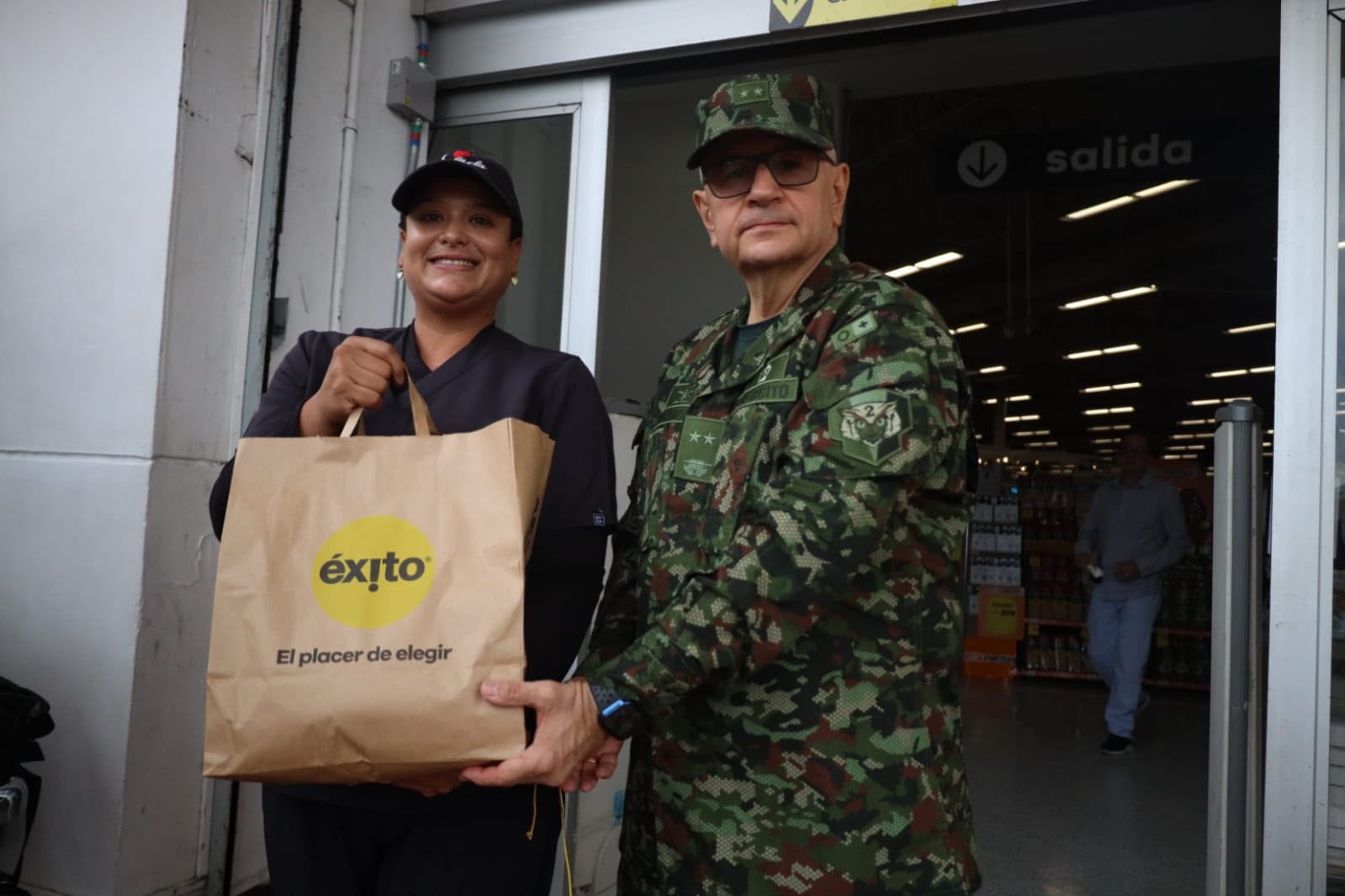 Ejército Nacional recolectando donativos para los damnificados por el terremoto.