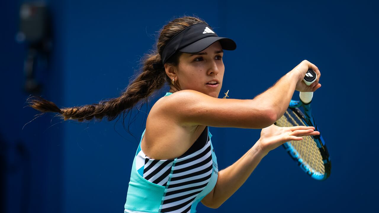 Camila Osorio de Colombia en acción contra Ons Jabeur de Túnez durante la primera ronda del día 2 del Abierto de Estados Unidos en el Centro Nacional de Tenis Billie Jean King de la USTA el 29 de agosto de 2023 en la ciudad de Nueva York (Foto por Robert Prange/Getty Images)