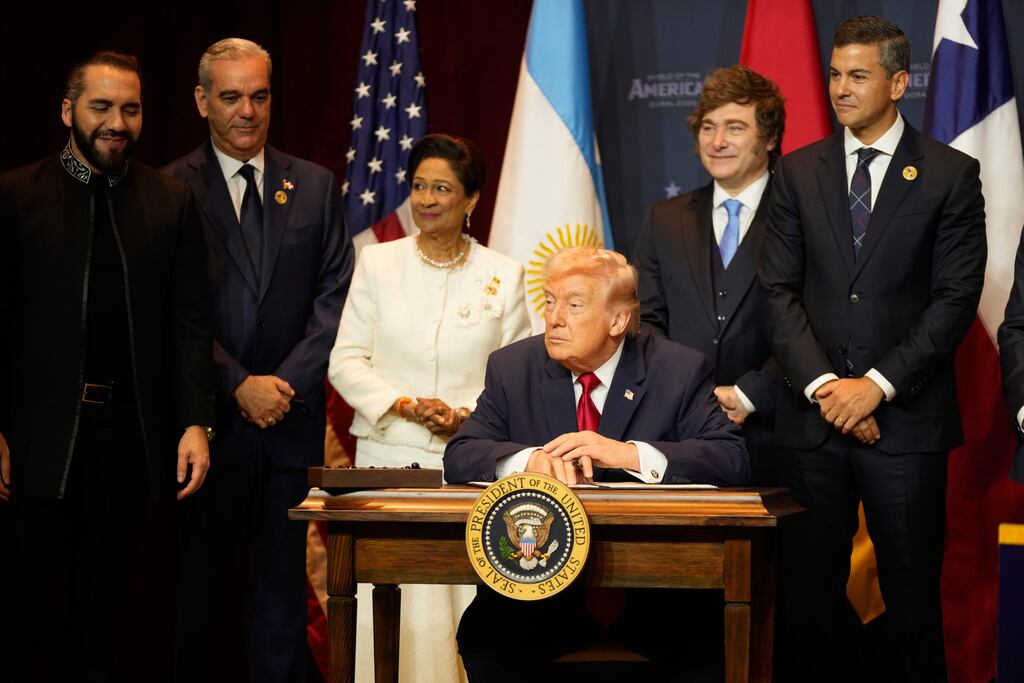 El presidente Donald Trump espera firmar una proclamación en la Cumbre del Escudo de las Américas, el sábado 7 de marzo de 2026, en el Trump National Doral Miami, Doral, Florida. (Foto AP/Mark Schiefelbein)