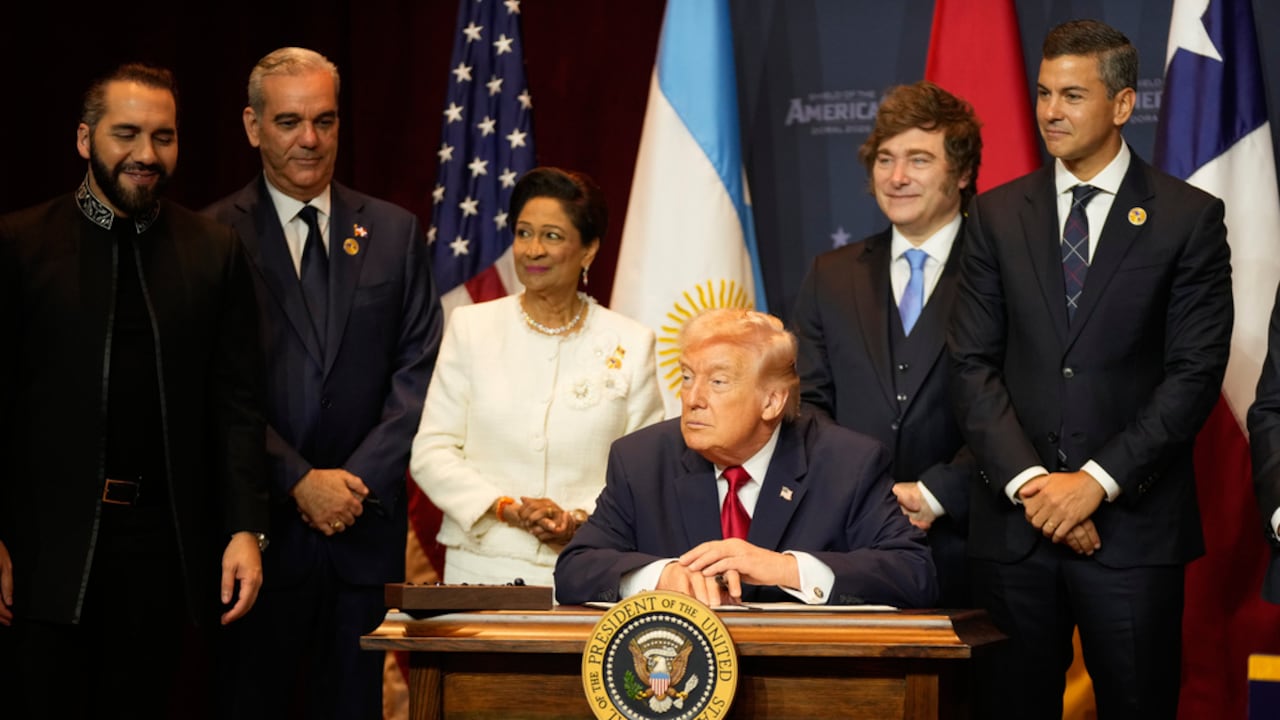 El presidente Donald Trump espera firmar una proclamación en la Cumbre del Escudo de las Américas, el sábado 7 de marzo de 2026, en el Trump National Doral Miami, Doral, Florida. (Foto AP/Mark Schiefelbein)