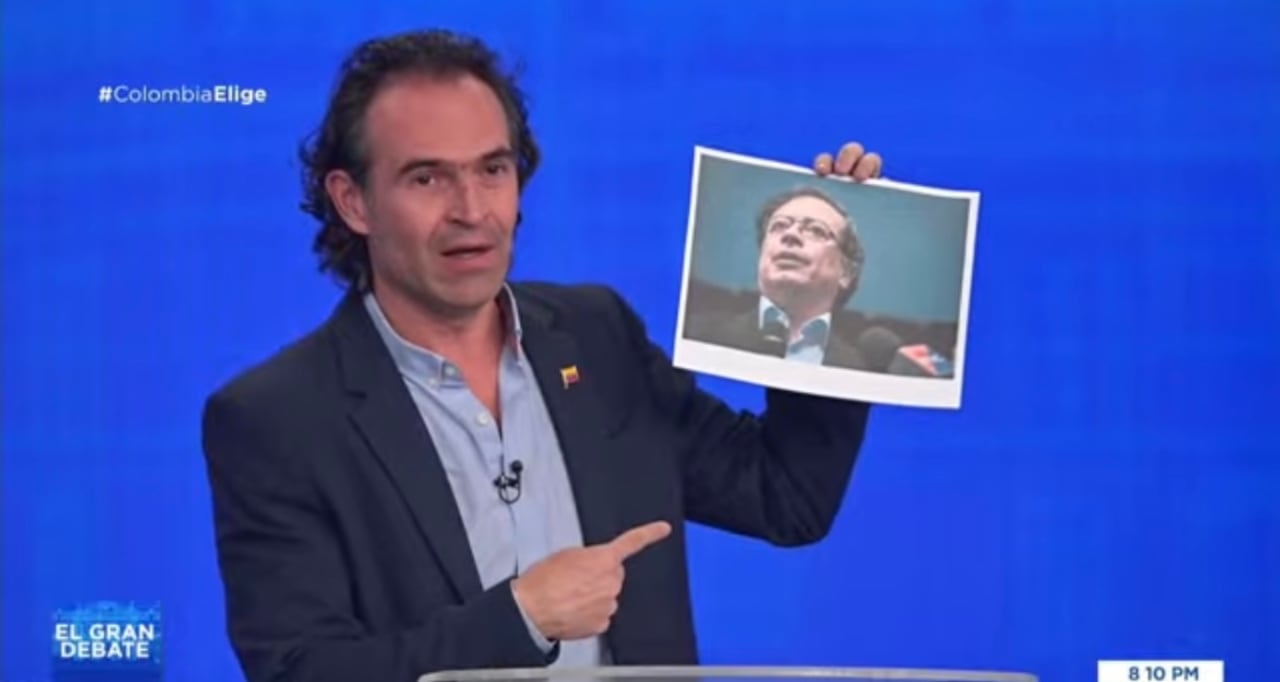 El candidato Federico Gutiérrez sacó una foto de Gustavo Petro.