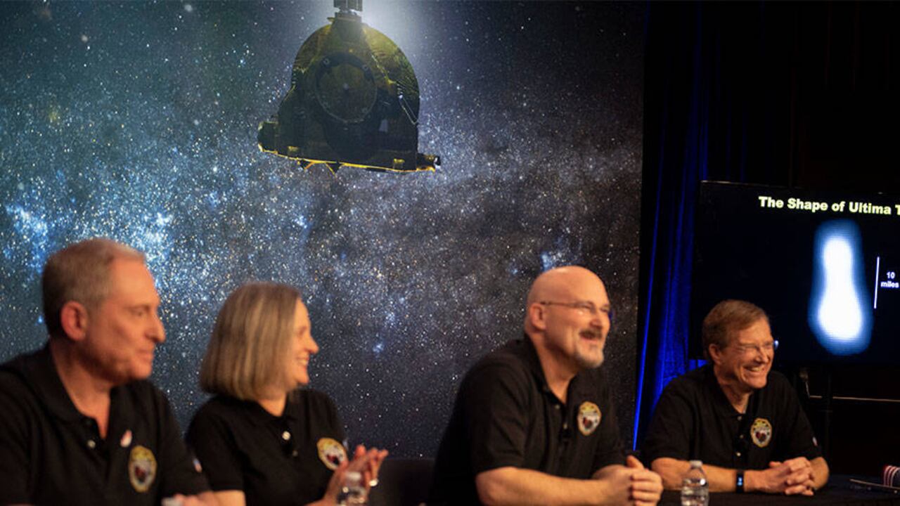 Esta foto publicada por la NASA muestra una nueva imagen de Ultima Thule en una pantalla durante una conferencia de prensa después de que el equipo recibió la confirmación de la nave espacial New Horizons.