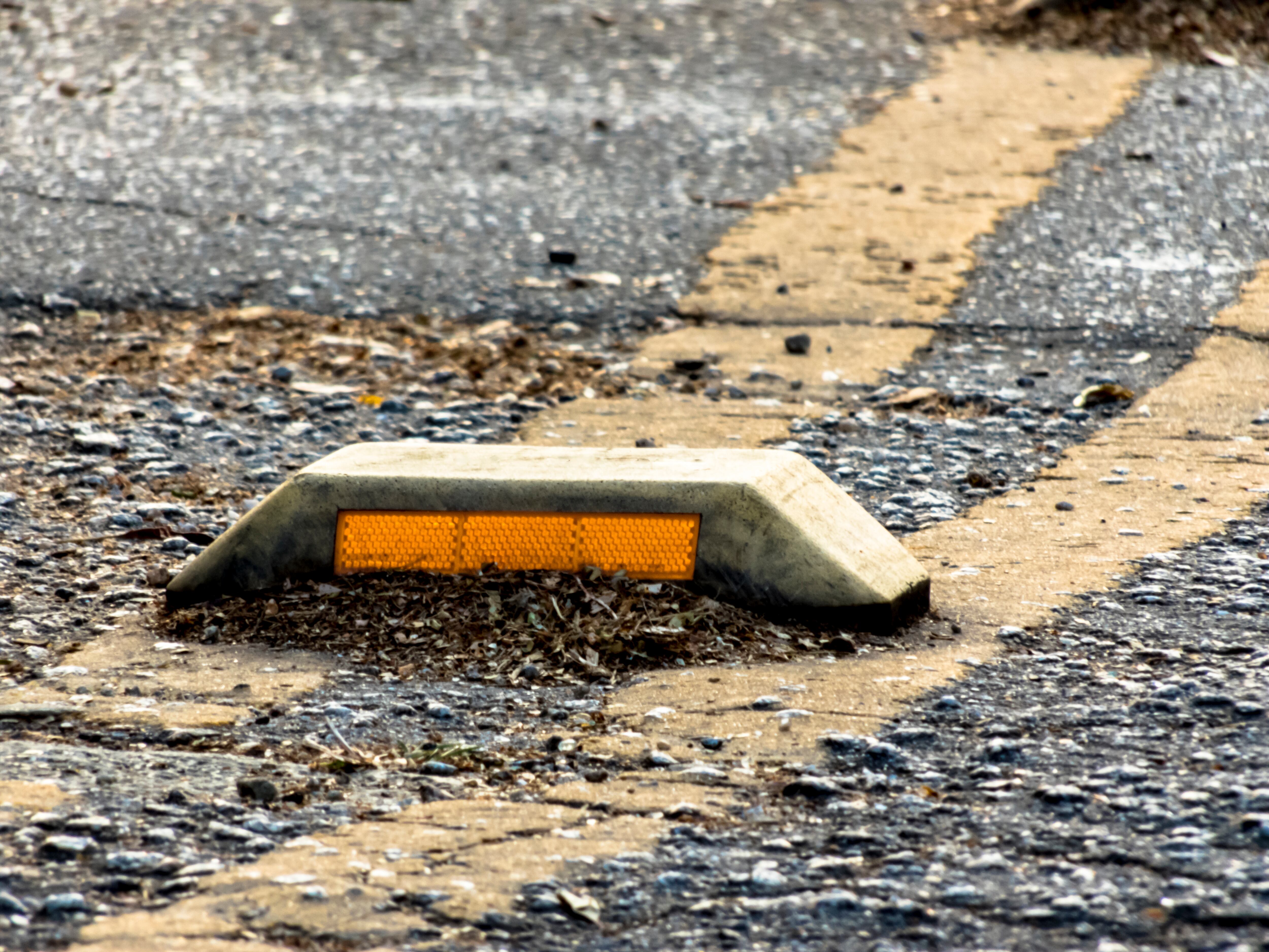 Los 'ojos de gato' sirven para guiar al conductor en la noche o en condiciones climáticas adversas.
