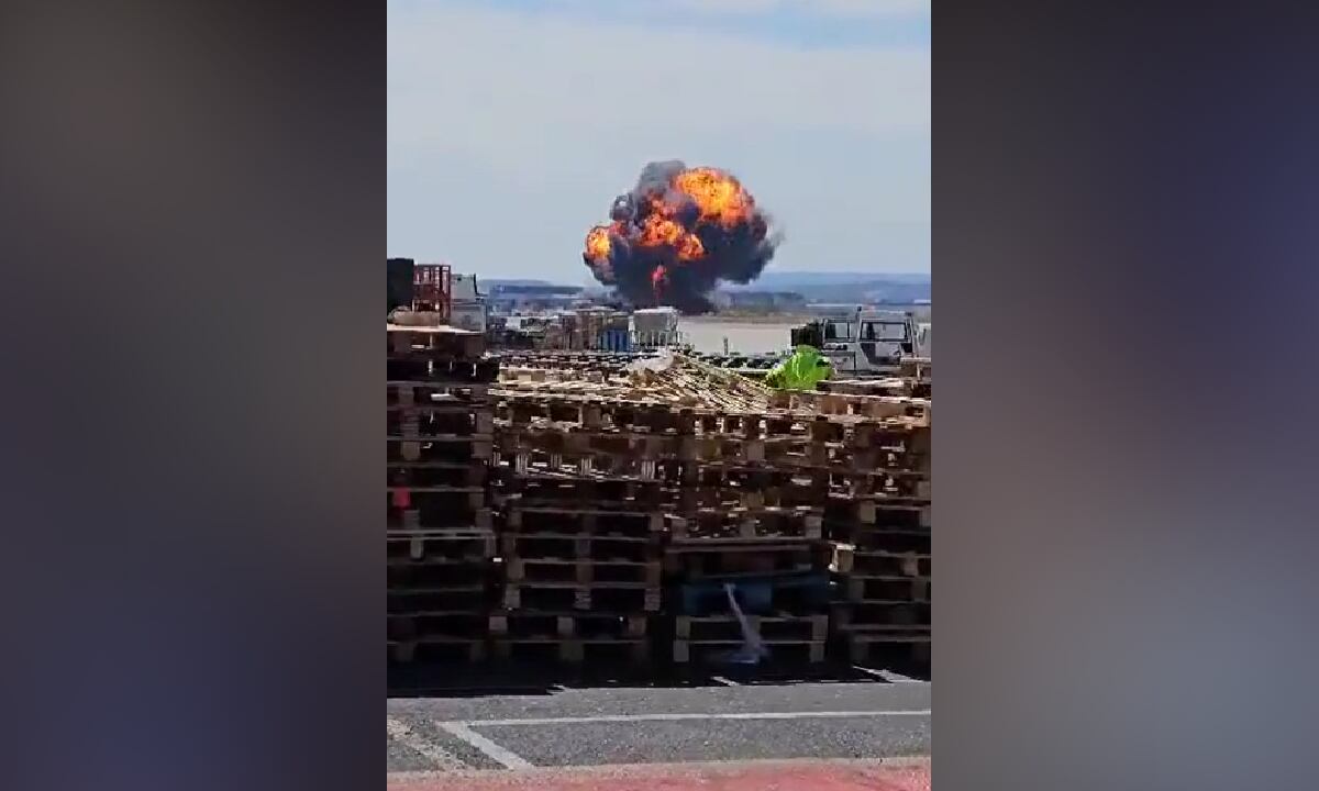 Aparatoso accidente aéreo durante exhibición militar en Zaragoza, España.