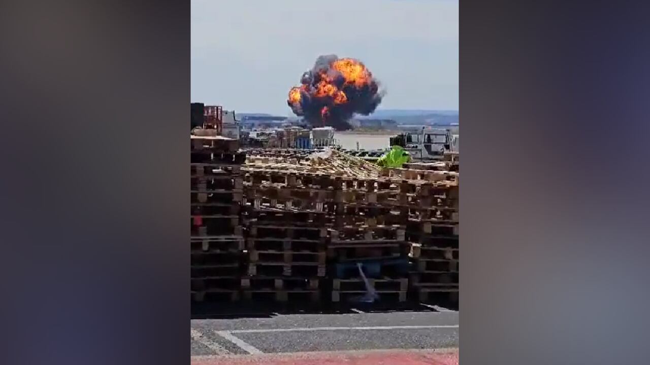 Aparatoso accidente aéreo durante exhibición militar en Zaragoza, España.