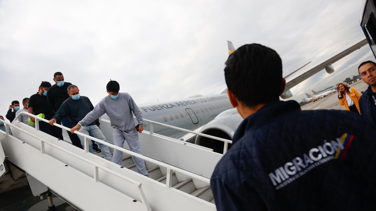 Primer vuelo con los migrantes deportados de Estados Unidos