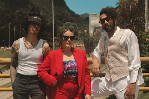 LA PAMBELÉ / (BOGOTÁ): El encierro, la pandemia, la calle, la fiesta y la salsa de antaño fueron los detonantes para que Camilo Moratto y Miguel Rebolledo se conocieran y comenzaran a componer canciones a piano y voz. A ellos se sumaron timbal, bajo, coros, bongó, campanas, trombón, trompeta, congas, flauta traversa y tambores batá, que junto con el descontento social y las historias personales dieron como resultado el Primer Round, disco debut de La Pambelé, que se concibió entre los barrios de Chapinero y Palermo de Bogotá, para presentar siete canciones originales grabadas en bloque, como solía hacerse cuando la salsa era el género que dominaba en la música latina global. Su segundo disco ya fue grabado y se encuentra actualmente en proceso de post producción.