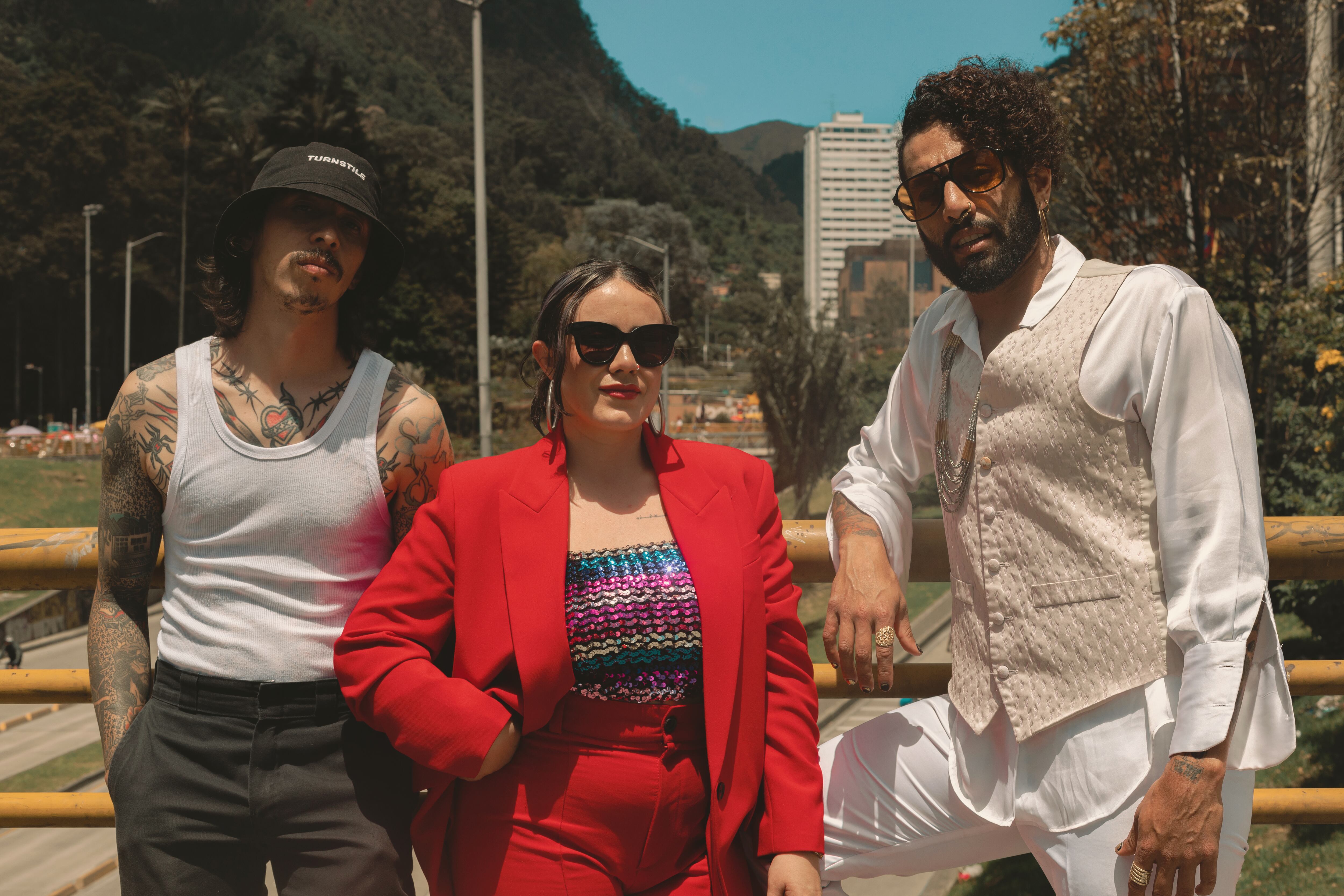 LA PAMBELÉ / (BOGOTÁ): El encierro, la pandemia, la calle, la fiesta y la salsa de antaño fueron los detonantes para que Camilo Moratto y Miguel Rebolledo se conocieran y comenzaran a componer canciones a piano y voz. A ellos se sumaron timbal, bajo, coros, bongó, campanas, trombón, trompeta, congas, flauta traversa y tambores batá, que junto con el descontento social y las historias personales dieron como resultado el Primer Round, disco debut de La Pambelé, que se concibió entre los barrios de Chapinero y Palermo de Bogotá, para presentar siete canciones originales grabadas en bloque, como solía hacerse cuando la salsa era el género que dominaba en la música latina global. Su segundo disco ya fue grabado y se encuentra actualmente en proceso de post producción.