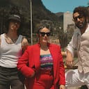 LA PAMBELÉ / (BOGOTÁ): El encierro, la pandemia, la calle, la fiesta y la salsa de antaño fueron los detonantes para que Camilo Moratto y Miguel Rebolledo se conocieran y comenzaran a componer canciones a piano y voz. A ellos se sumaron timbal, bajo, coros, bongó, campanas, trombón, trompeta, congas, flauta traversa y tambores batá, que junto con el descontento social y las historias personales dieron como resultado el Primer Round, disco debut de La Pambelé, que se concibió entre los barrios de Chapinero y Palermo de Bogotá, para presentar siete canciones originales grabadas en bloque, como solía hacerse cuando la salsa era el género que dominaba en la música latina global. Su segundo disco ya fue grabado y se encuentra actualmente en proceso de post producción.