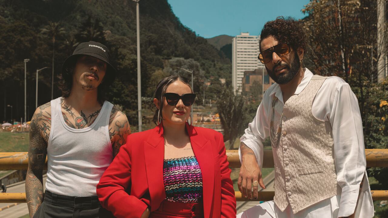 LA PAMBELÉ / (BOGOTÁ): El encierro, la pandemia, la calle, la fiesta y la salsa de antaño fueron los detonantes para que Camilo Moratto y Miguel Rebolledo se conocieran y comenzaran a componer canciones a piano y voz. A ellos se sumaron timbal, bajo, coros, bongó, campanas, trombón, trompeta, congas, flauta traversa y tambores batá, que junto con el descontento social y las historias personales dieron como resultado el Primer Round, disco debut de La Pambelé, que se concibió entre los barrios de Chapinero y Palermo de Bogotá, para presentar siete canciones originales grabadas en bloque, como solía hacerse cuando la salsa era el género que dominaba en la música latina global. Su segundo disco ya fue grabado y se encuentra actualmente en proceso de post producción.