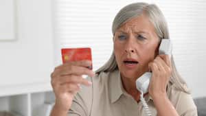 Los delincuentes emplean tácticas de ingeniería social para engañar a las personas.