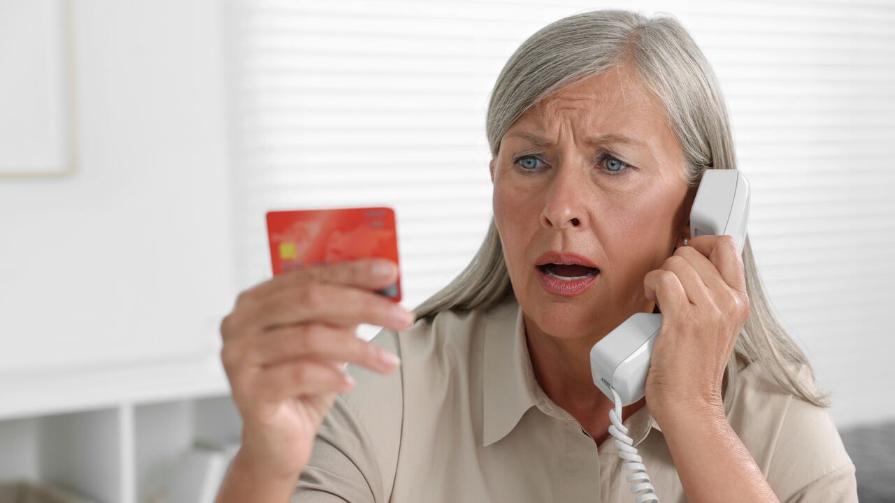 Los delincuentes emplean tácticas de ingeniería social para engañar a las personas.