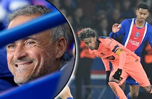 Luis Enrique (izq.) celebra la victoria de PSG sobre Barcelona (der).