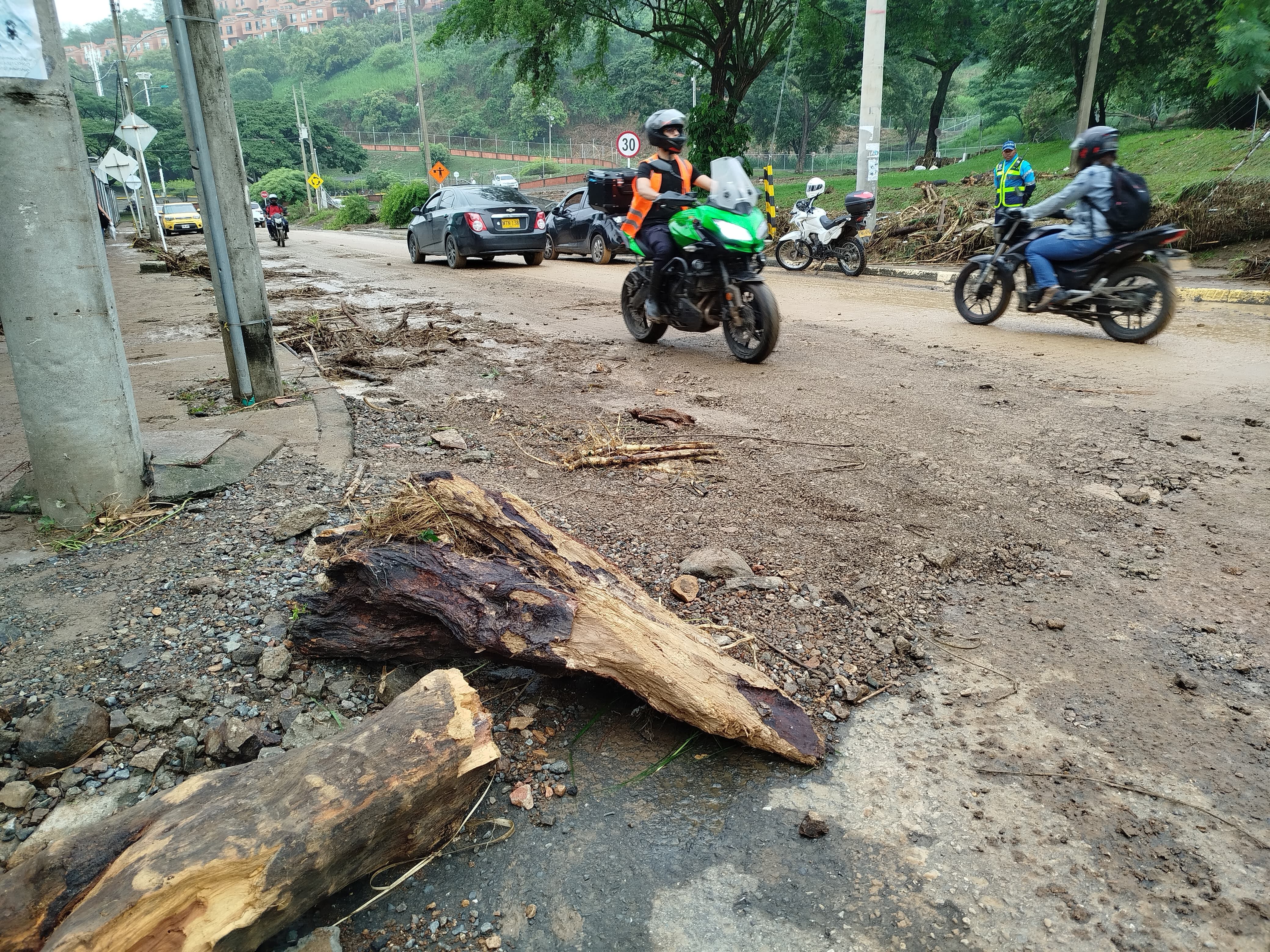 Vías afectadas por las fuertes lluvias en Cali.