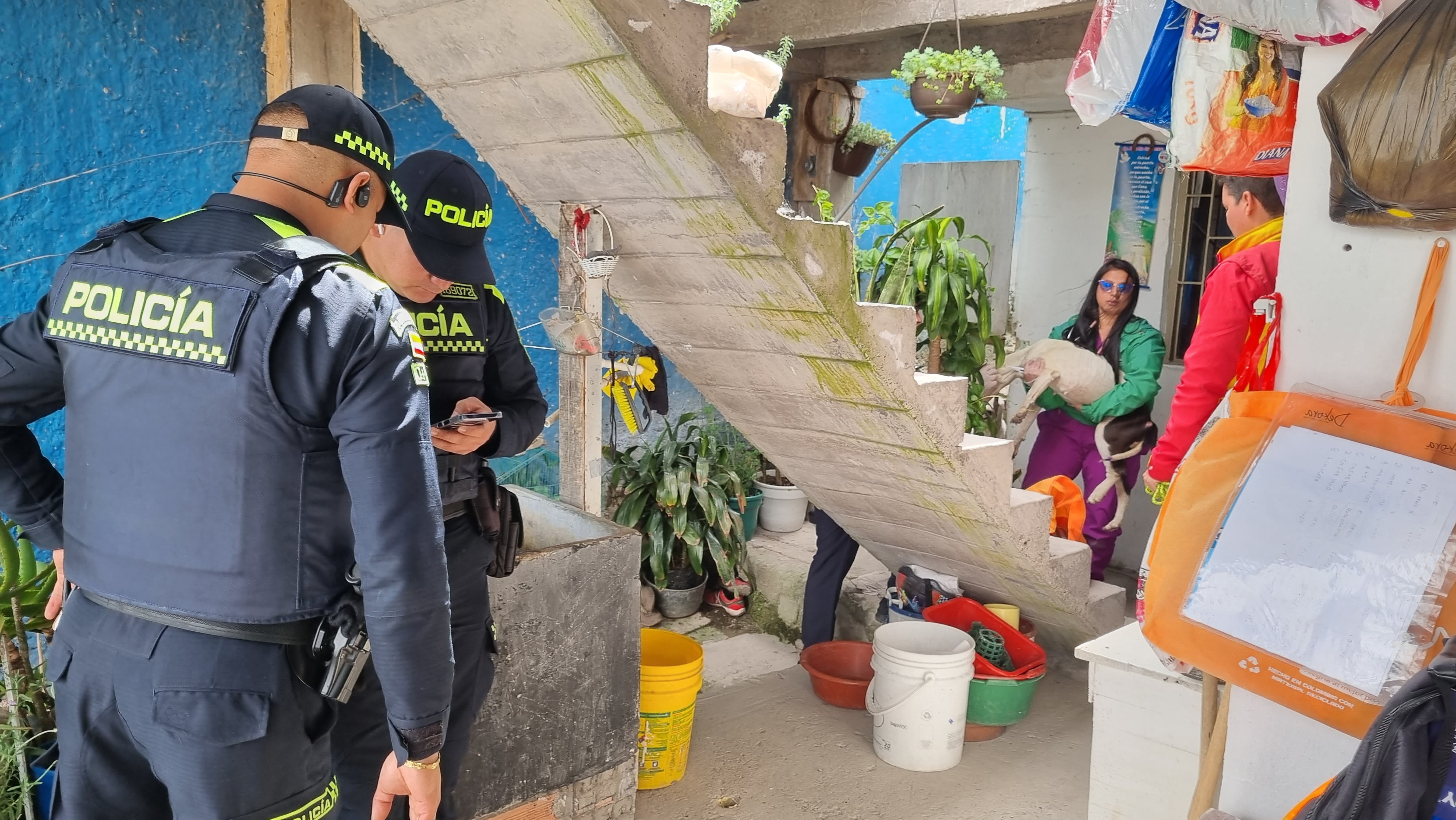 La Policía acompañó el operativo del rescate de las dos caninas.