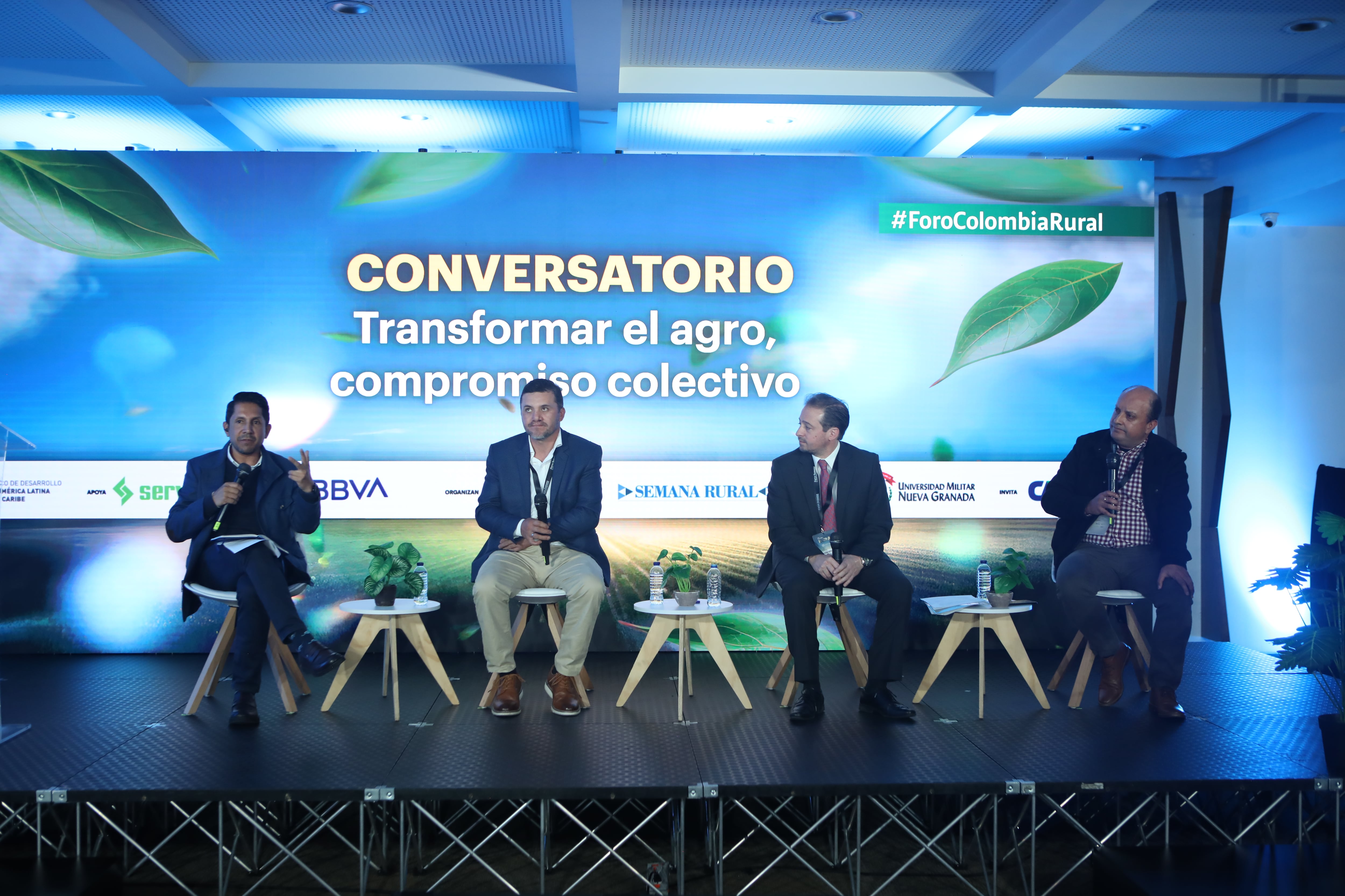 De izquierda a derecha: Óscar Garavito, docente e investigador de la Universidad de la Salle; John Colmenares, líder rural y productor de papa de Villapinzón, Cundinamarca; Nicolás Mejía, vicepresidente de exportaciones de ProColombia y Daniel Rodríguez Caicedo, líder del grupo de investigación “Control Biológico” de la Universidad Militar Nueva Granada.