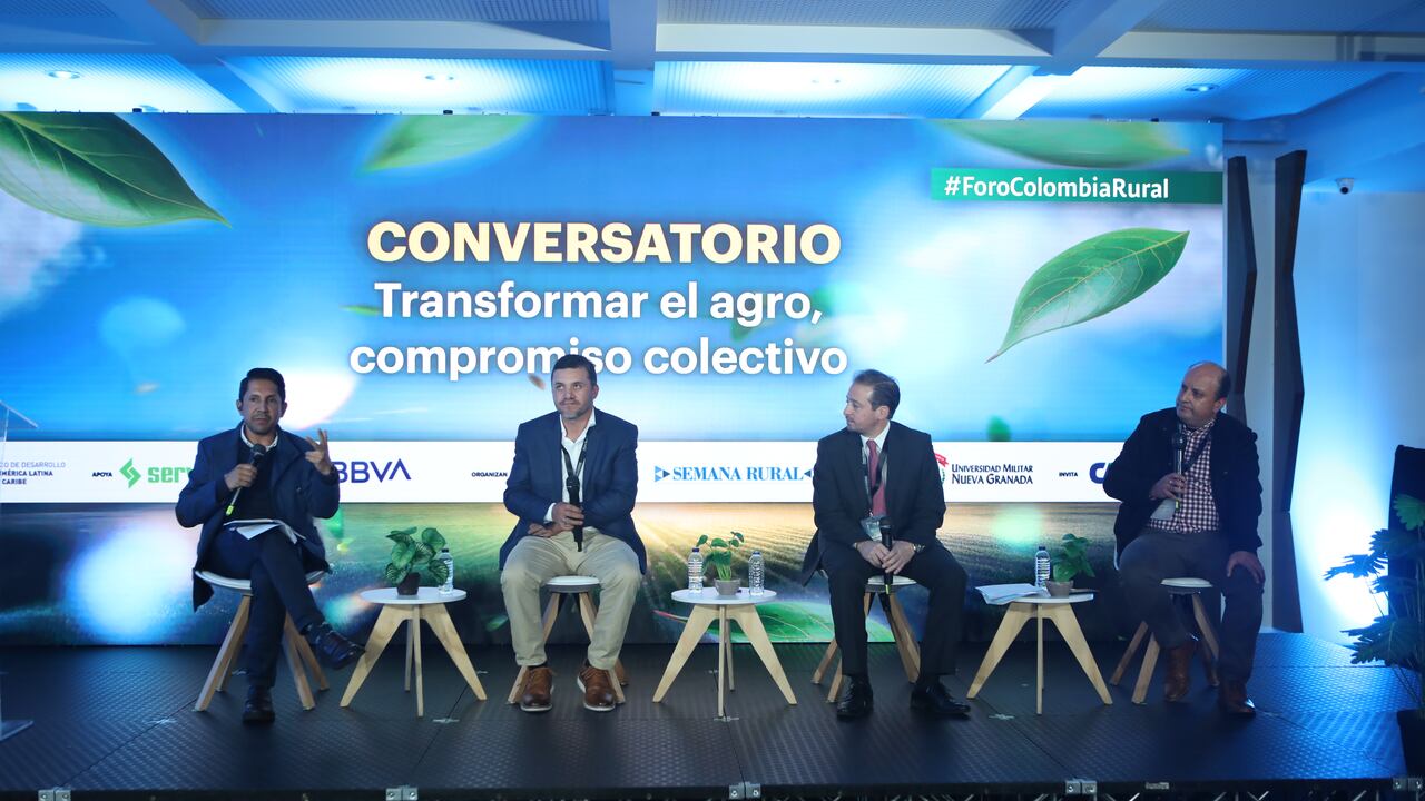 De izquierda a derecha: Óscar Garavito, docente e investigador de la Universidad de la Salle; John Colmenares, líder rural y productor de papa de Villapinzón, Cundinamarca; Nicolás Mejía, vicepresidente de exportaciones de ProColombia y Daniel Rodríguez Caicedo, líder del grupo de investigación “Control Biológico” de la Universidad Militar Nueva Granada.