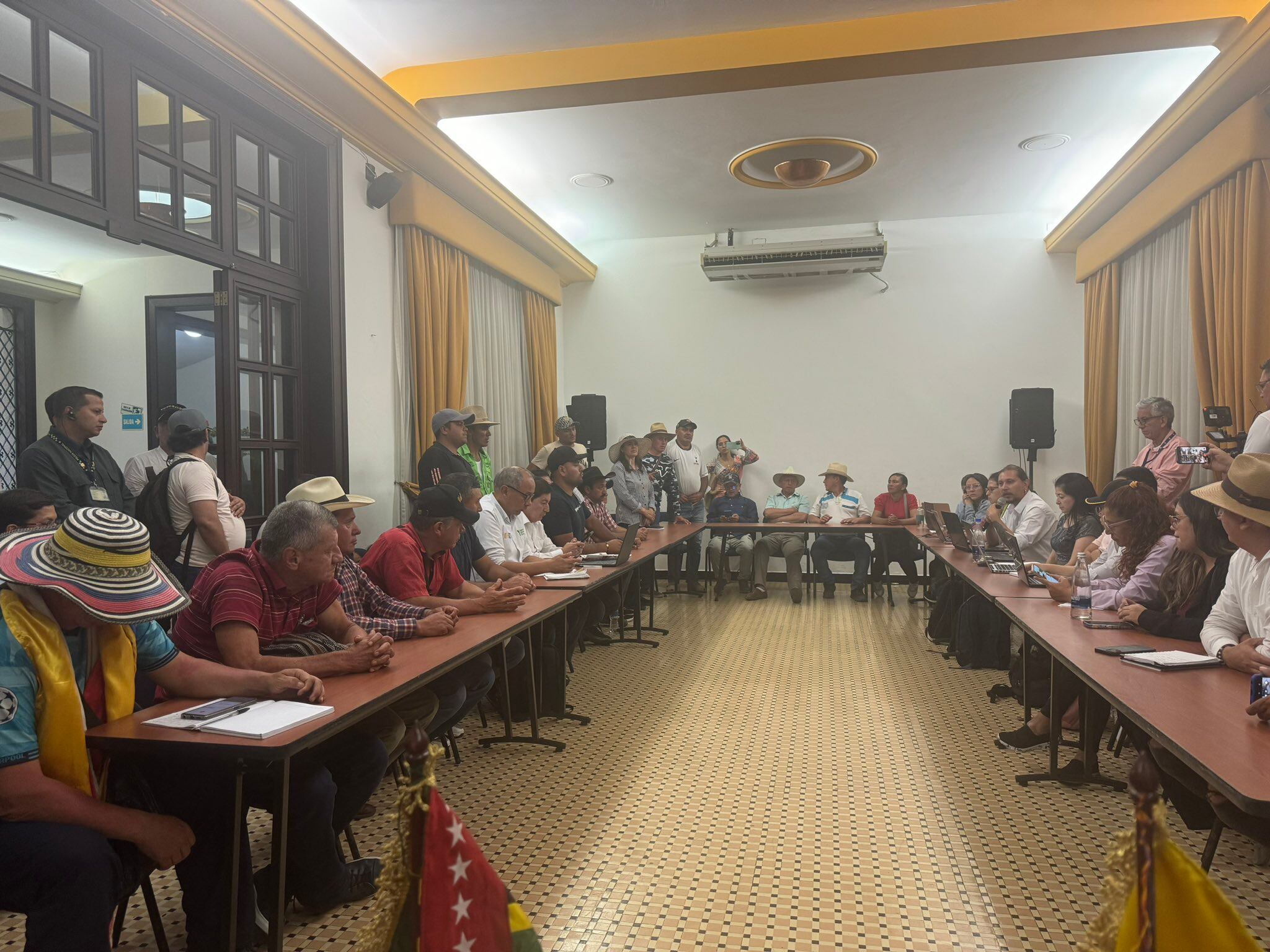 Mesa de diálogo entre los campesinos y líderes de los páramos del Almorzadero y Santurbán.
